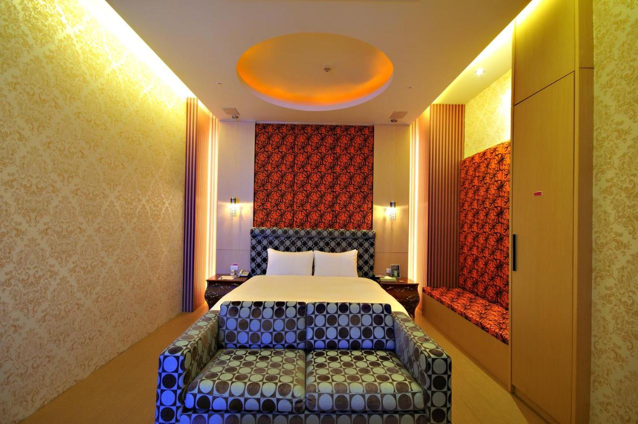 Dubai Motel Yilan Екстер'єр фото